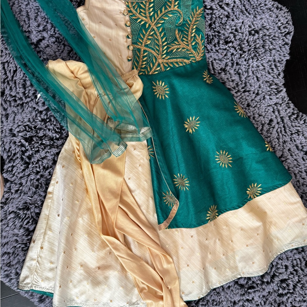 Elegant Green and Gold Salwar Kameez
